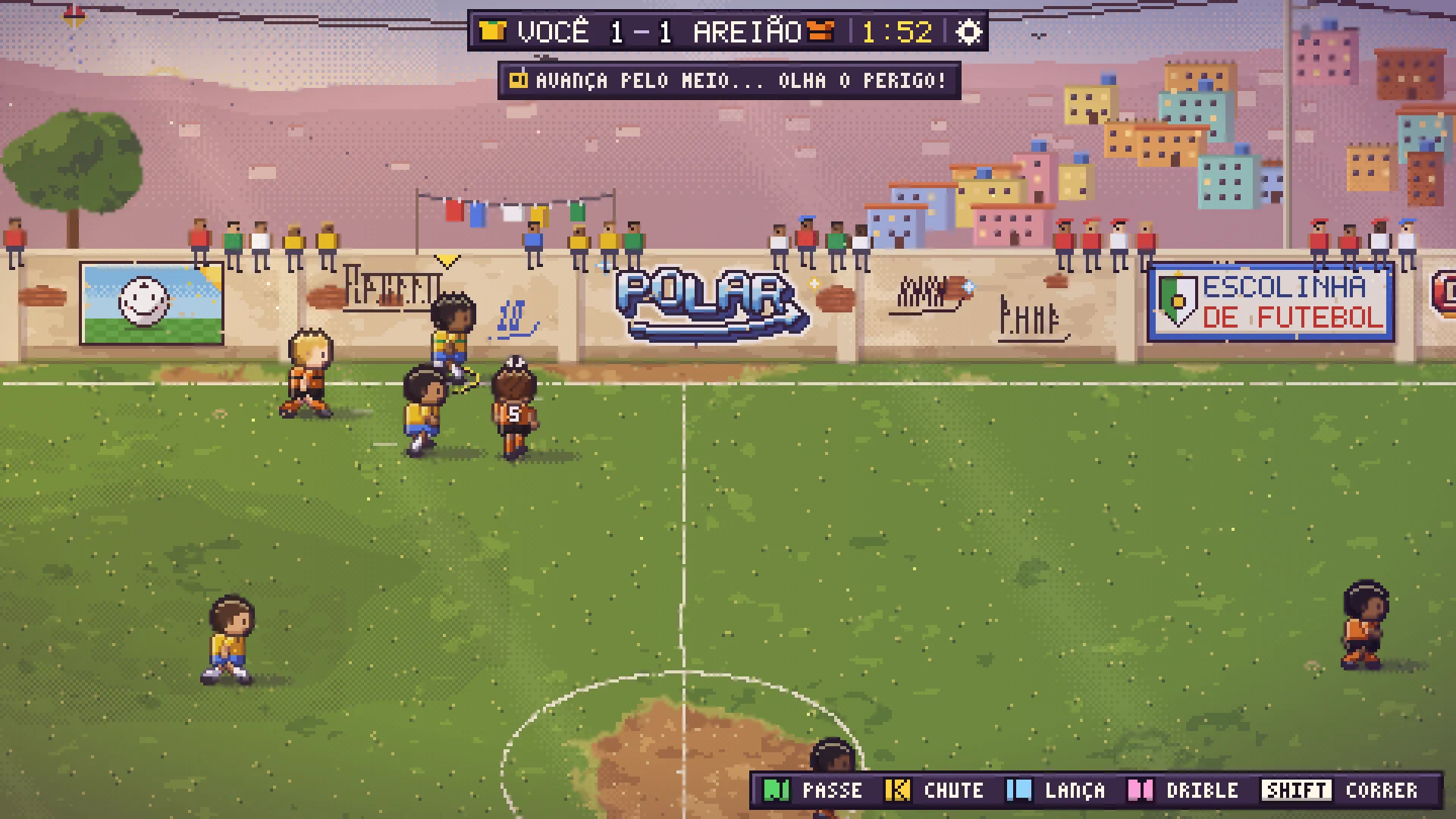 Partida do Barrio Kick contra o Areião, empatada em 1 a 1, com jogadores disputando a bola na frente de um muro com torcida, o painel da Polar e o cartaz de Escolinha de Futebol.
